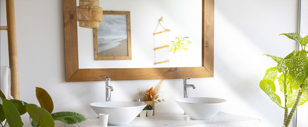 Speilramme av tre p&aring; kommode