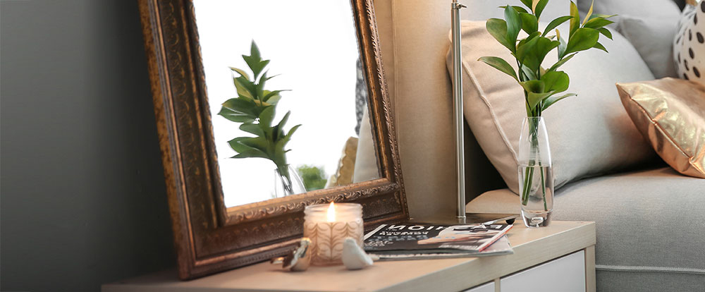 Brun speilramme p&aring; kommode